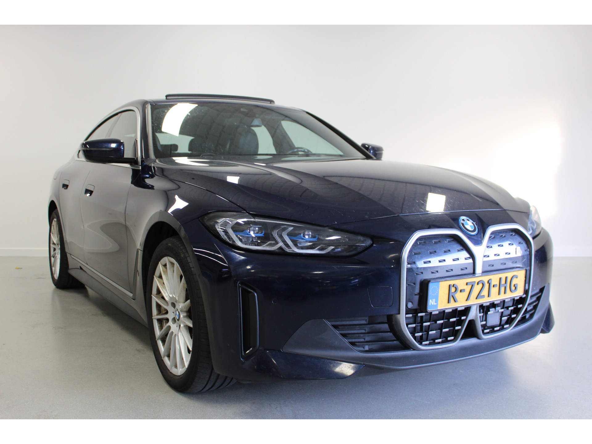 eDrive40 High Executive 84 kWh | SCHUIF/-KANTELDAK | CARPLAY | DAB | NAVIGATIE | HARMAN/KARDON | CAM |